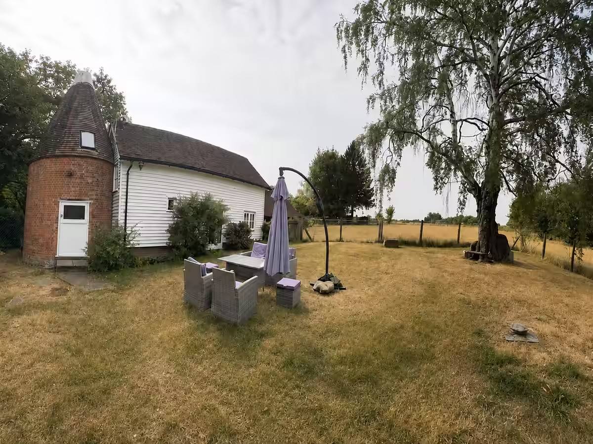 Picture of back garden of Oast house accomodation