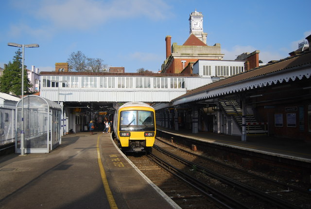 Train at Tunbridge Wells Station – Geograph.org.uk